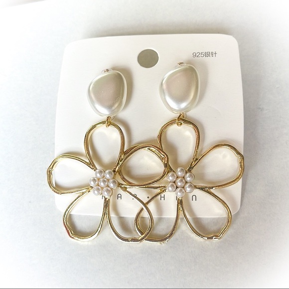 💕Beautiful Gold Tone Flower Faux Pearl Fashion Earrings💕 - Picture 6 of 8
